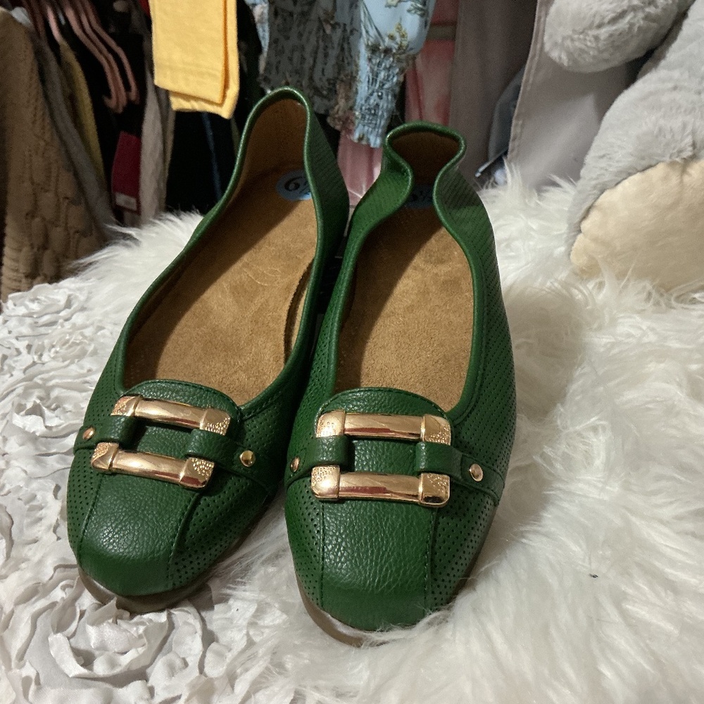 Women’s cushy Aerosoles flats. RESERVED NOT FOR SALE